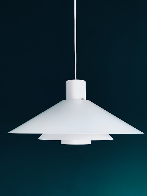 Afbeelding van de Nordisk Solar Trapez hanglamp in de kleur wit die in deze advertentie wordt aangeboden.