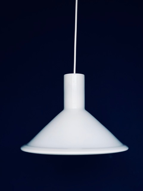 Afbeelding van de Holmegaard P&T hanglamp in de kleur wit die in deze advertentie wordt aangeboden.