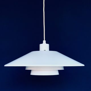 Afbeelding van de vintage Super Light hanglamp in de kleur wit die in deze advertentie wordt aangeboden.