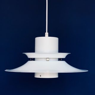 Afbeelding van de vintage Vitrika hanglamp in de kleur wit die in deze advertentie wordt aangeboden.
