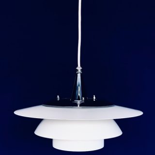 Afbeelding van de Dana-light model Toppic hanglamp in de kleur roomwit met chromen accenten die in deze advertentie wordt aangeboden.