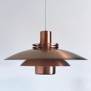 Afbeelding van de vintage Form-Light hanglamp type 52585 in koper kleur die in deze advertentie wordt aangeboden.