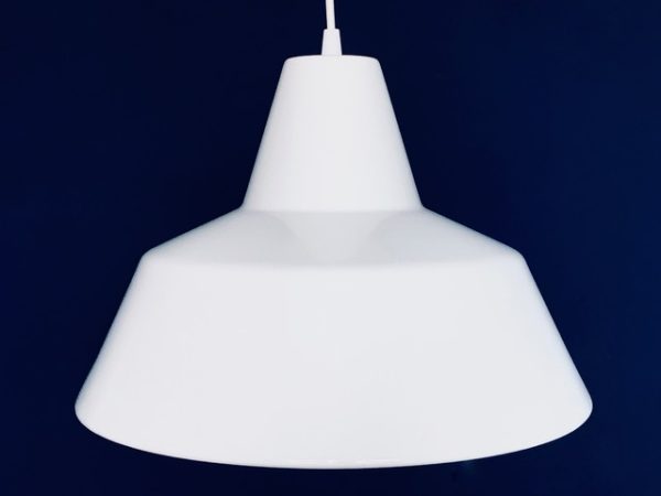 Afbeelding van de Vintage Louis Poulsen witte emaille fabriekslamp type: 19540 die in deze advertentie wordt aangeboden