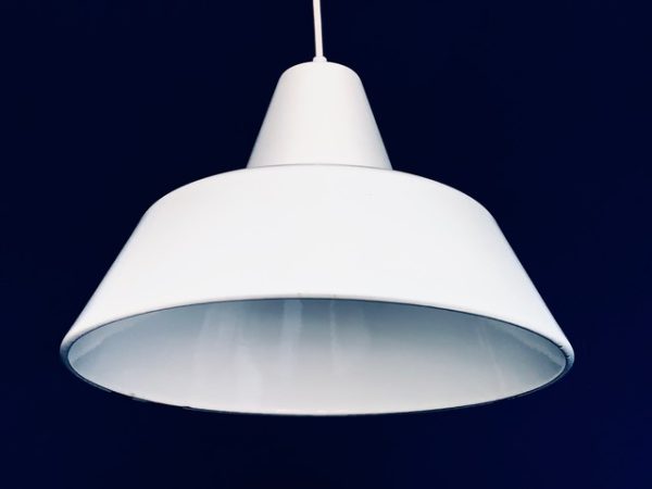 Afbeelding van de Vintage Louis Poulsen witte emaille fabriekslamp type: 19540 die in deze advertentie wordt aangeboden
