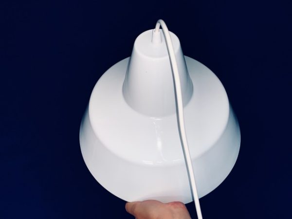 Afbeelding van de Vintage Louis Poulsen witte emaille fabriekslamp type: 19540 die in deze advertentie wordt aangeboden