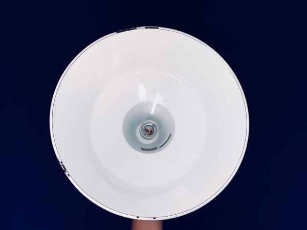 Afbeelding van de Vintage Louis Poulsen witte emaille fabriekslamp type: 19540 die in deze advertentie wordt aangeboden