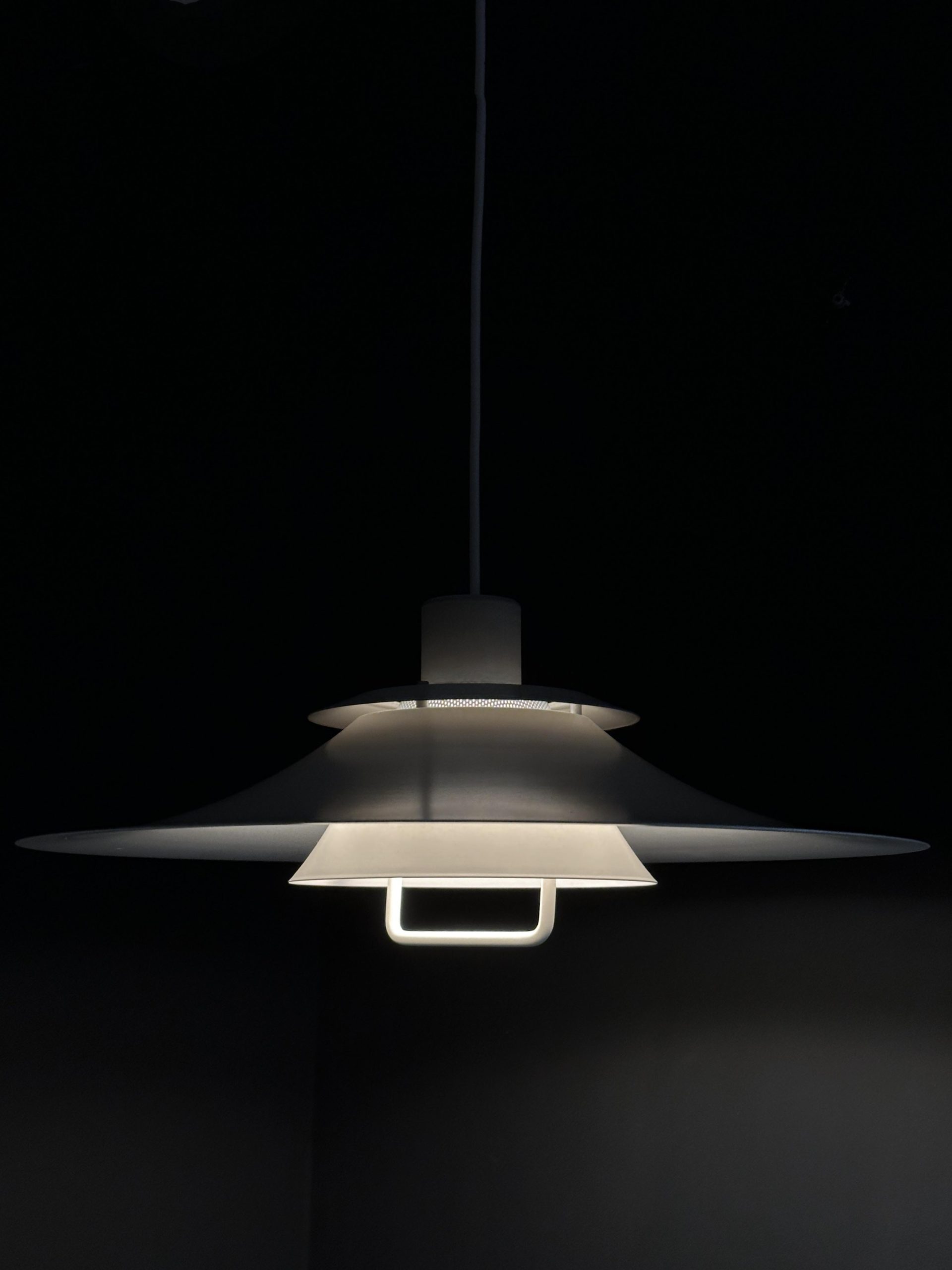 Hanglamp Design in de kleur roomwit met een zand kleurig accent