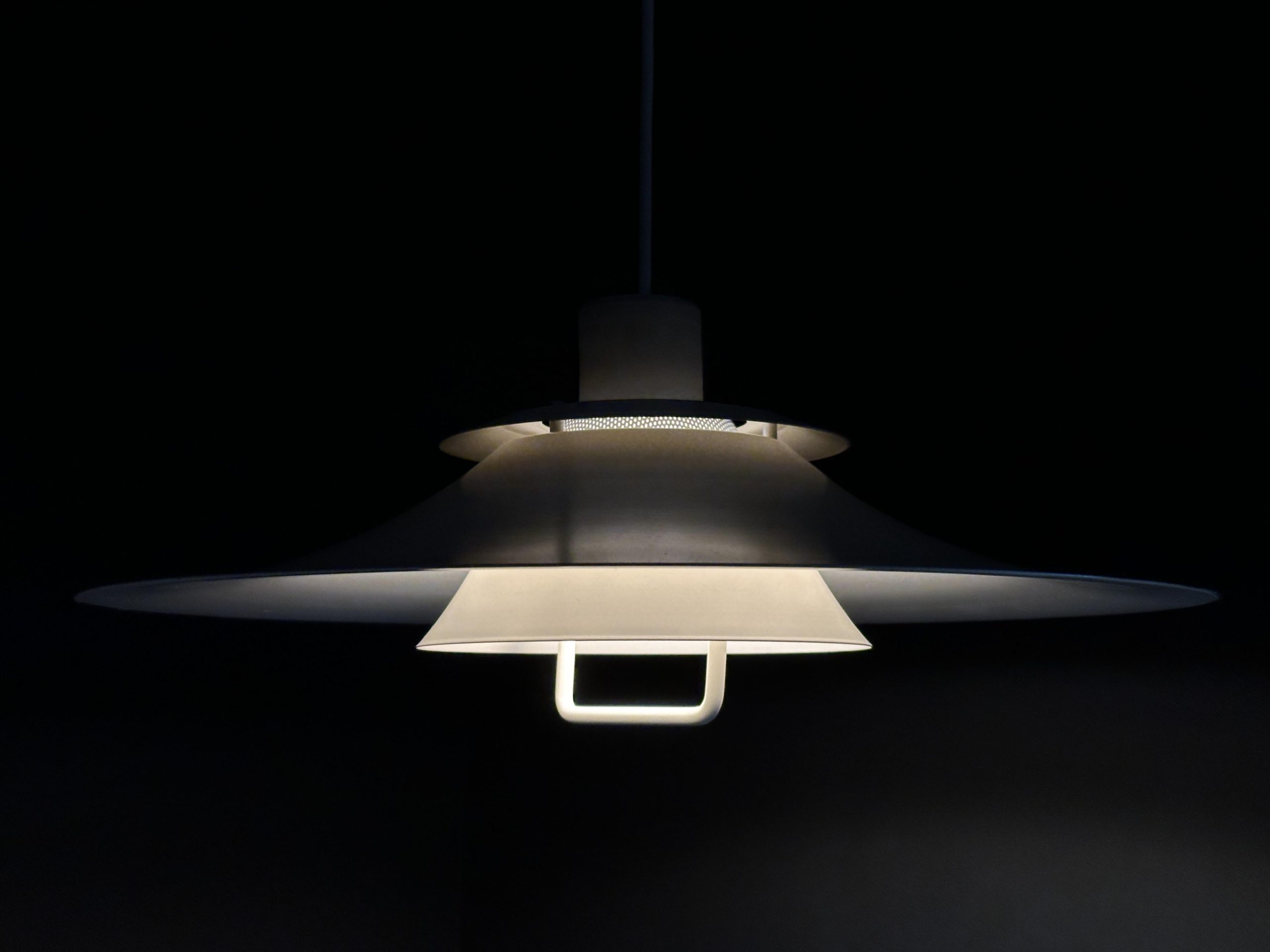 Hanglamp Design in de kleur roomwit met een zand kleurig accent