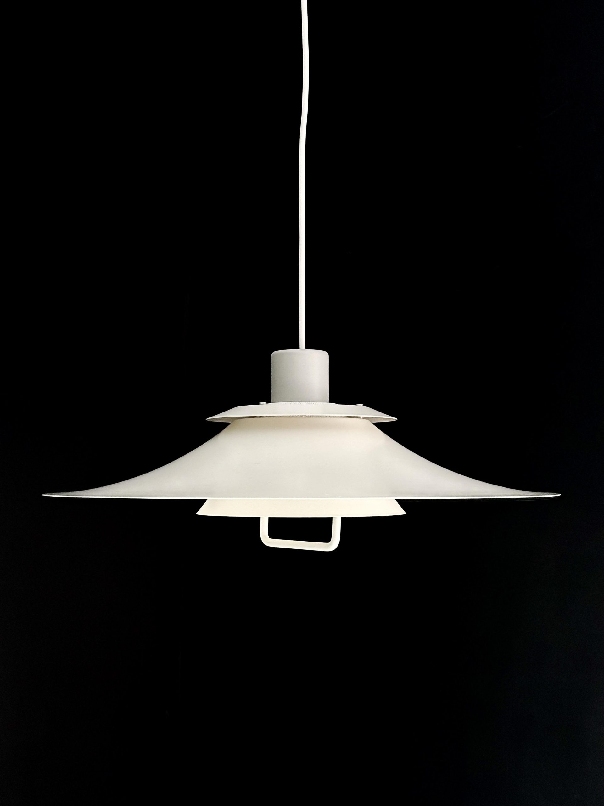 Hanglamp Design in de kleur roomwit met een zand kleurig accent