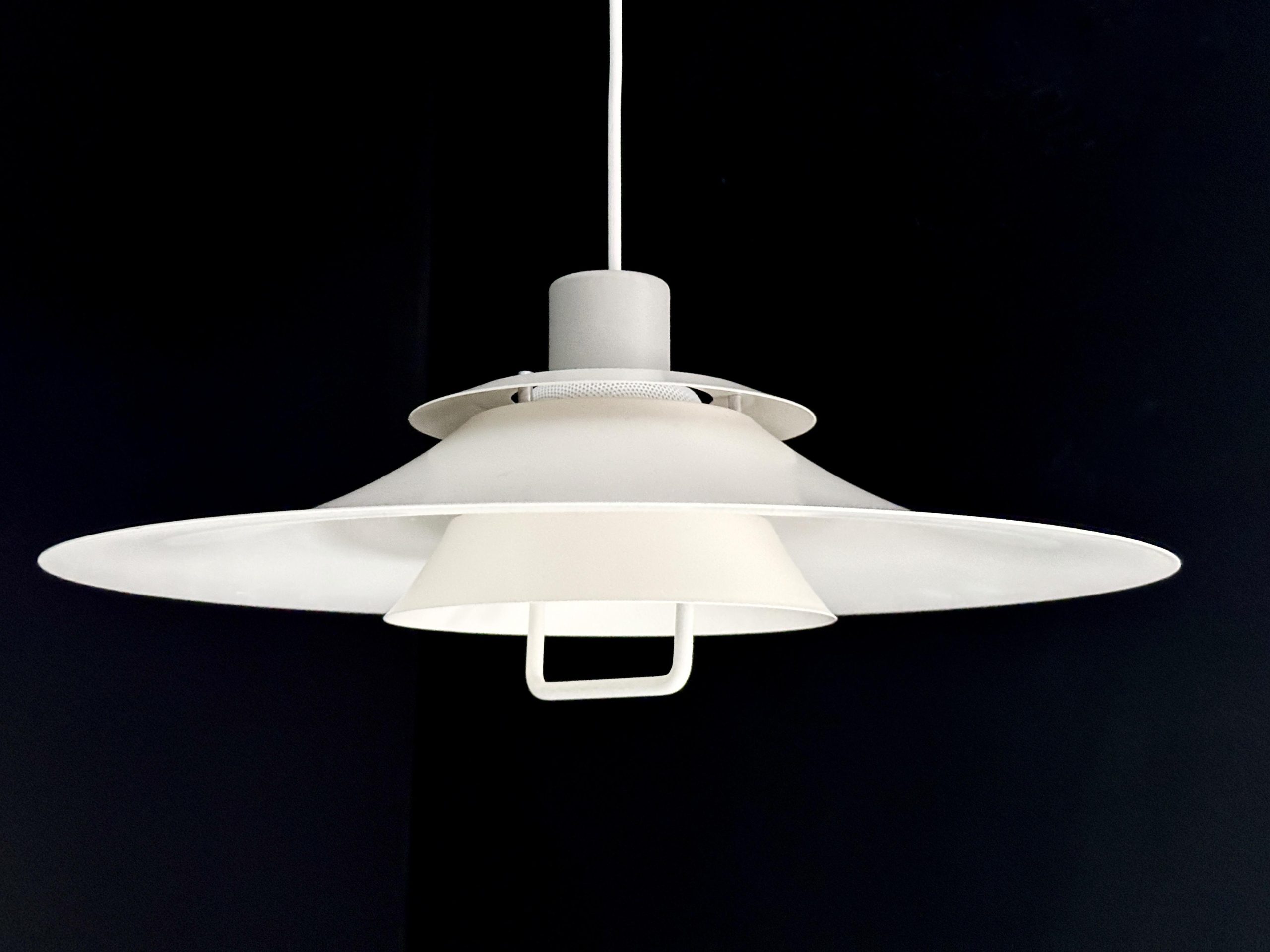 Hanglamp Design in de kleur roomwit met een zand kleurig accent