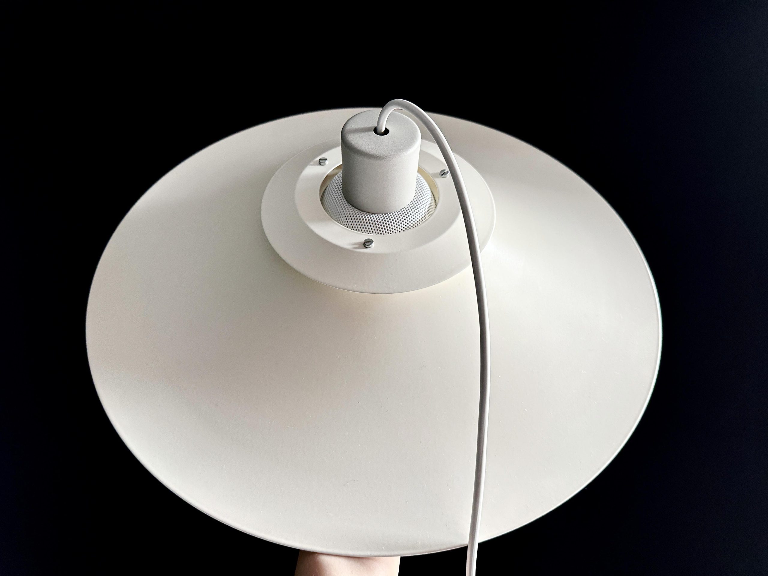Hanglamp Design in de kleur roomwit met een zand kleurig accent