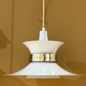 Suspension Lyskaer vintage, design scandinave, conçue par Bent Nordsted en blanc et laiton.