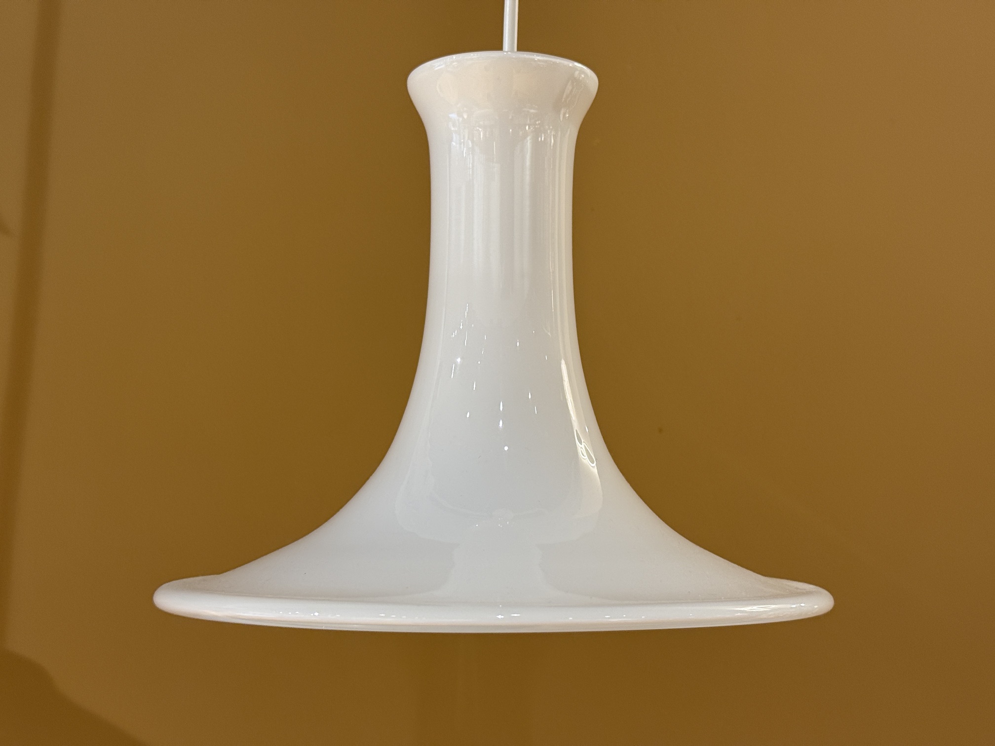 Lampe pendante Holmegaard mandarin Lille vintage par Michael Bang en verre blanc soufflé à la main