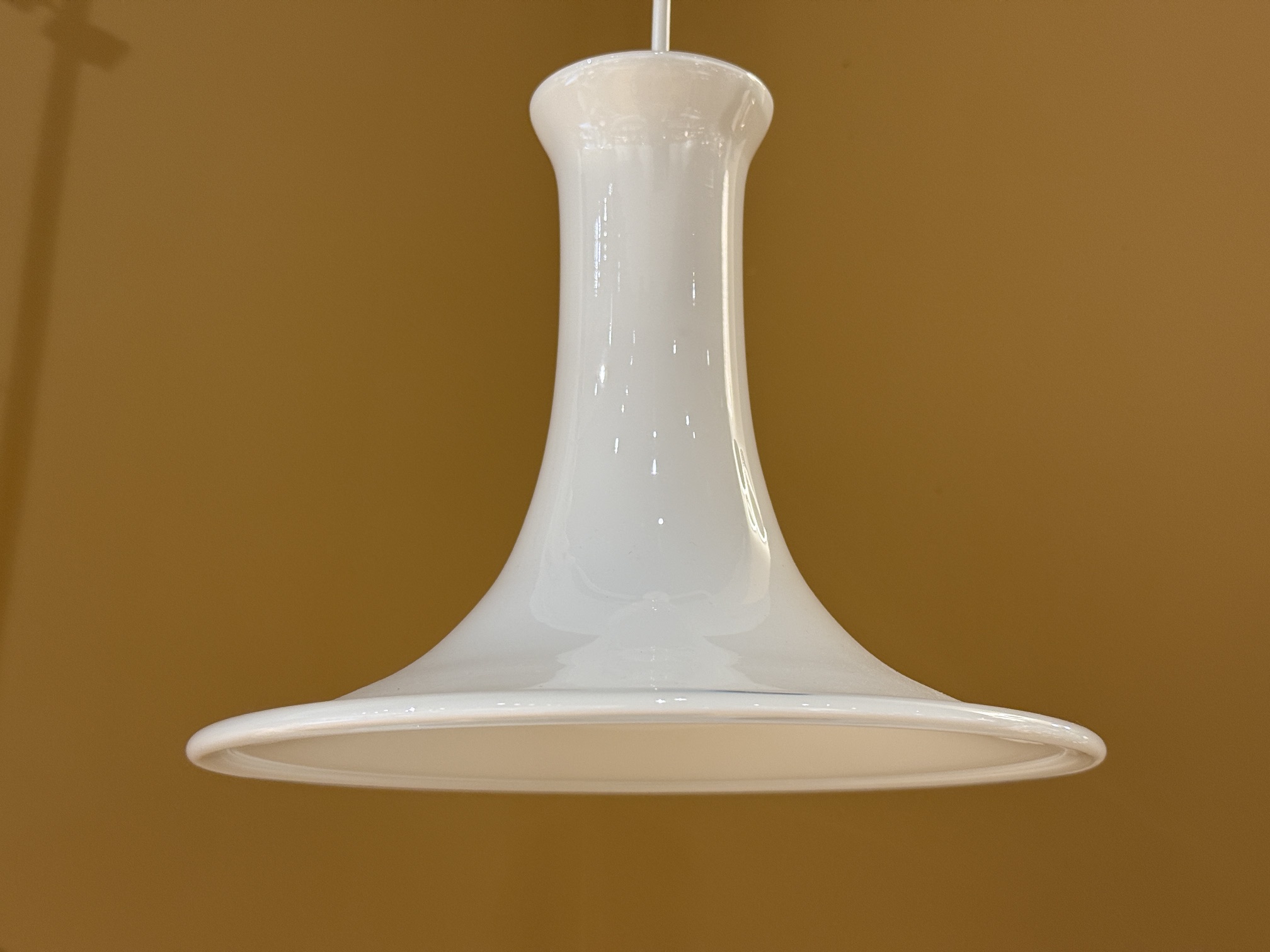 Lampe pendante Holmegaard mandarin Lille vintage par Michael Bang en verre blanc soufflé à la main