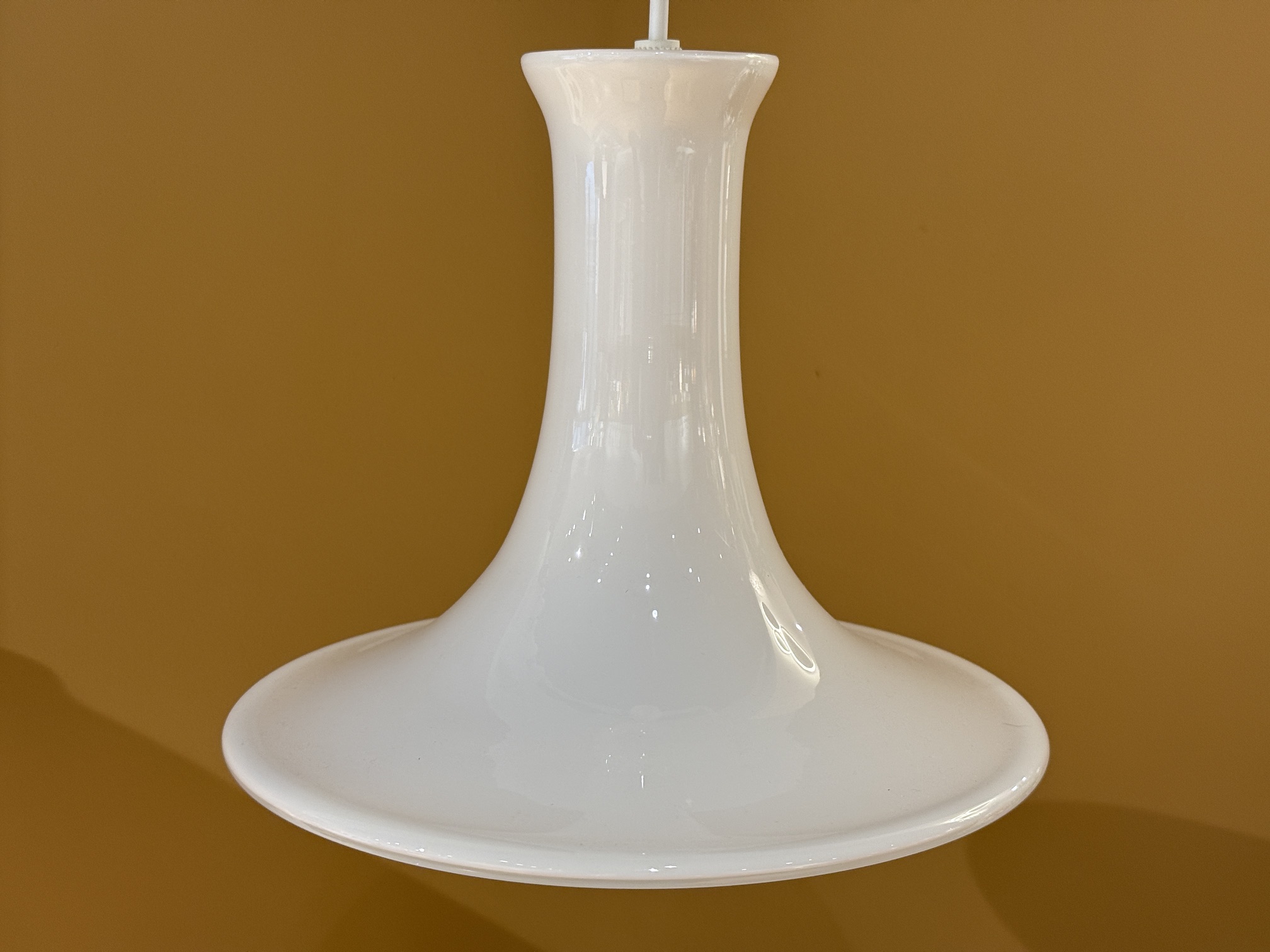 Lampe pendante Holmegaard mandarin Lille vintage par Michael Bang en verre blanc soufflé à la main