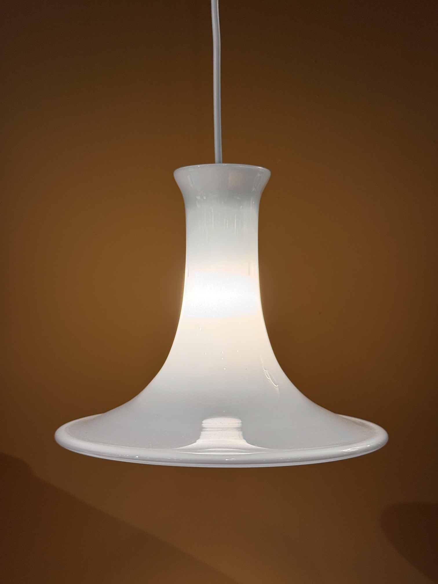 Lampe pendante Holmegaard mandarin Lille vintage par Michael Bang en verre blanc soufflé à la main