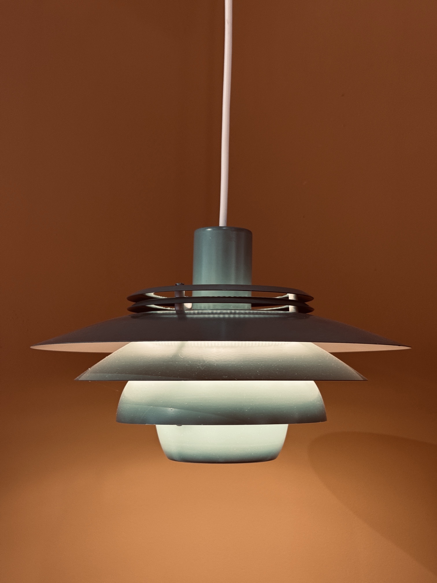 Originele groene Jeka Metaltryk Dania hanglamp met gelaagd Scandinavisch design