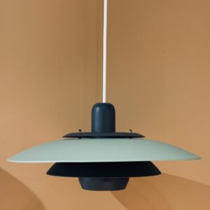 Suspension scandinave vintage vert menthe avec des accents vert pétrole et des formes arrondies
