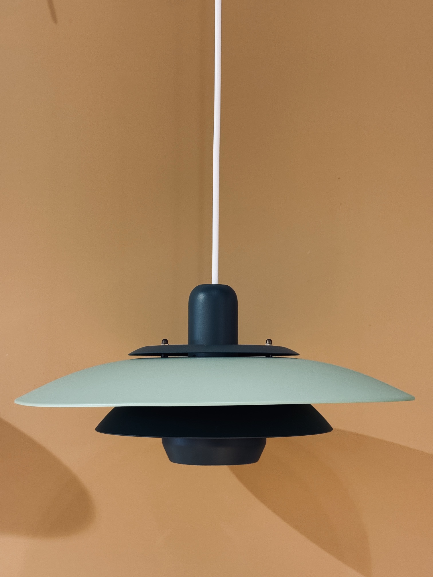 Vintage Scandinavische hanglamp in mintgroen met petrolgroene accenten en ronde vormen