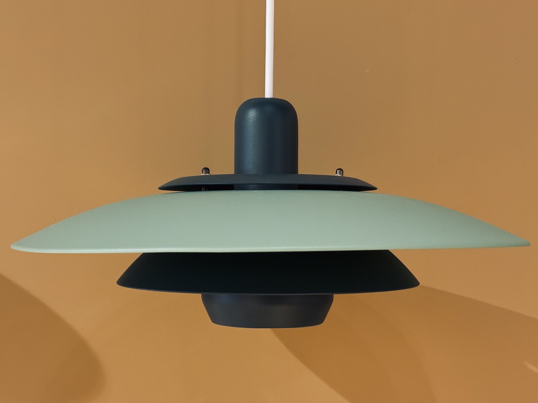 Vintage Scandinavische hanglamp in mintgroen met petrolgroene accenten en ronde vormen