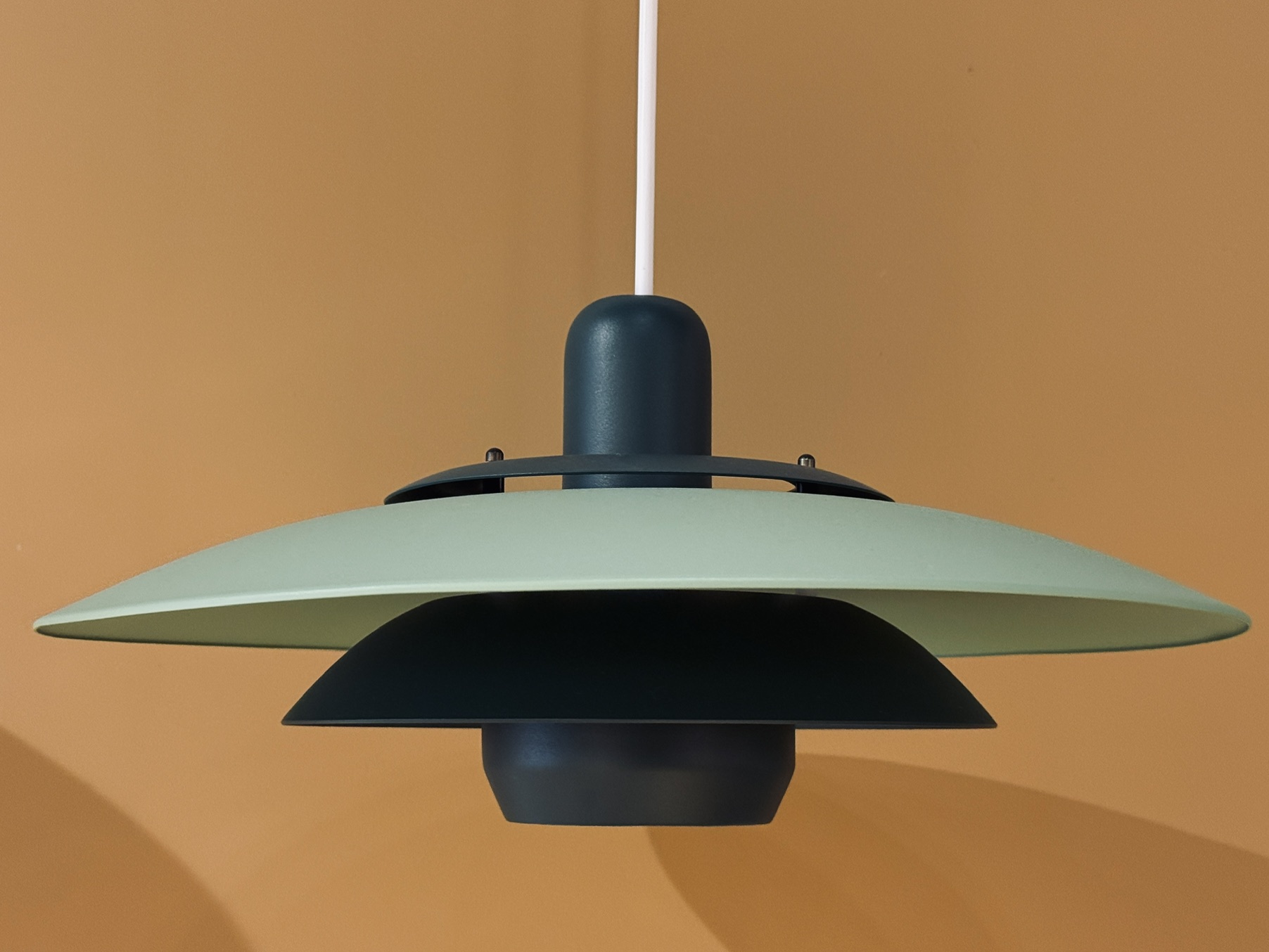 Vintage Scandinavische hanglamp in mintgroen met petrolgroene accenten en ronde vormen