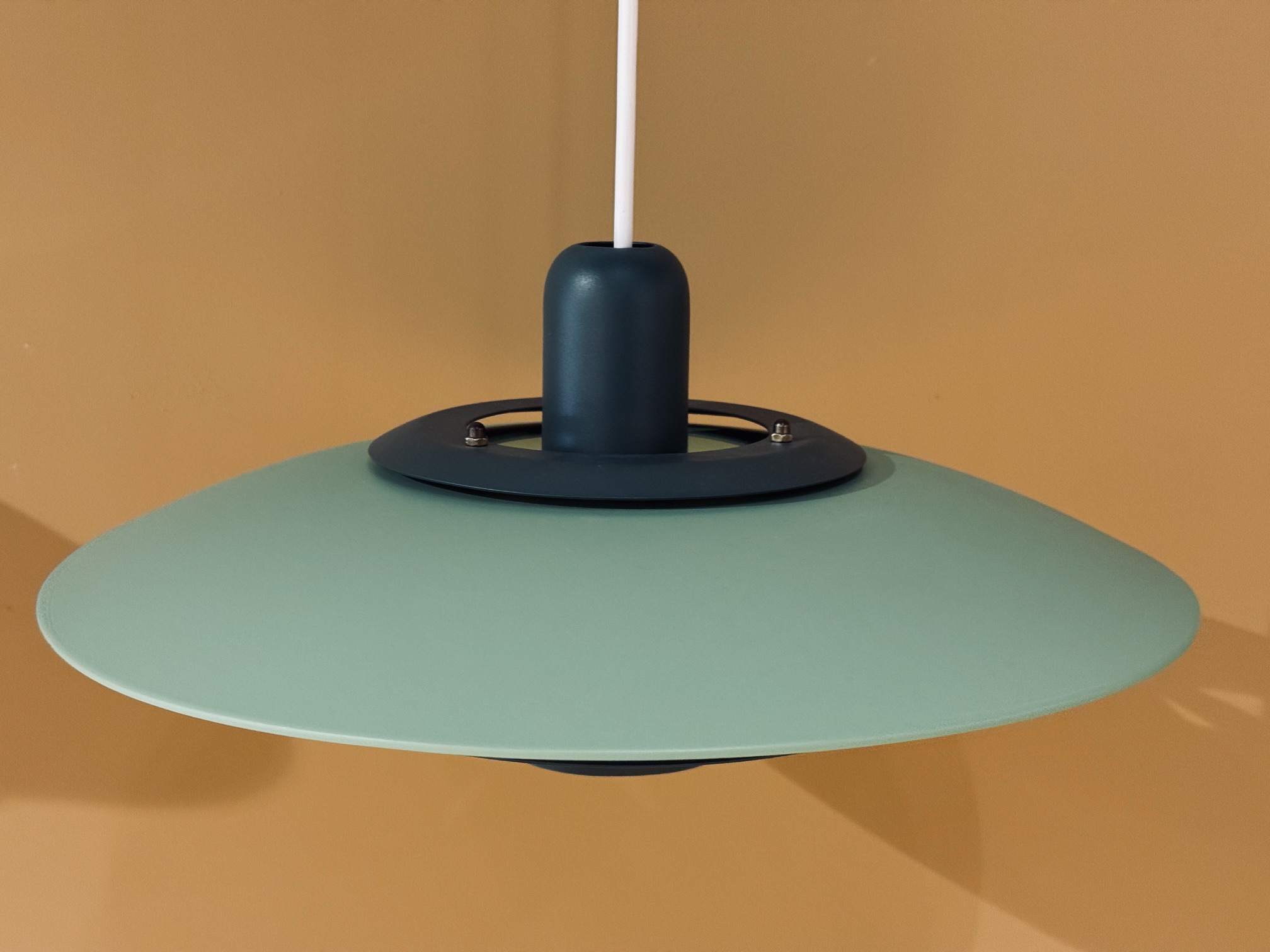 Vintage Scandinavische hanglamp in mintgroen met petrolgroene accenten en ronde vormen