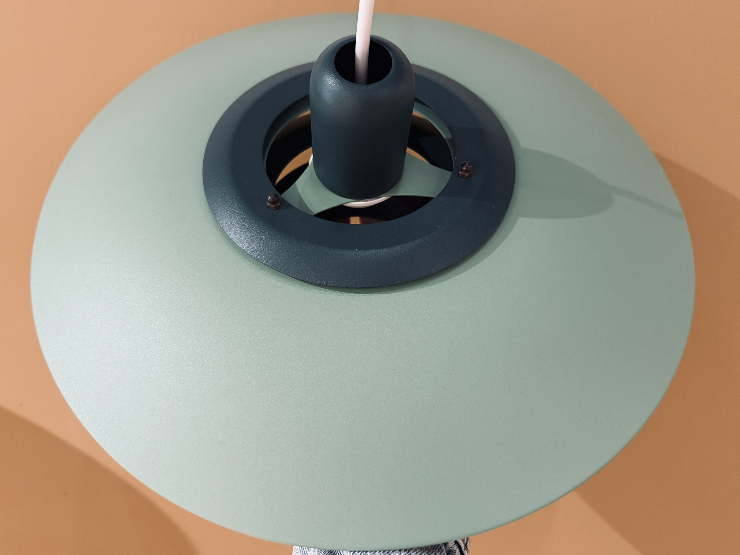 Vintage Scandinavische hanglamp in mintgroen met petrolgroene accenten en ronde vormen