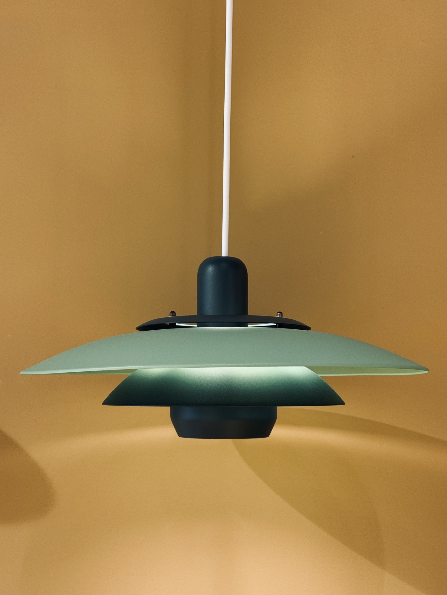 Vintage Scandinavische hanglamp in mintgroen met petrolgroene accenten en ronde vormen