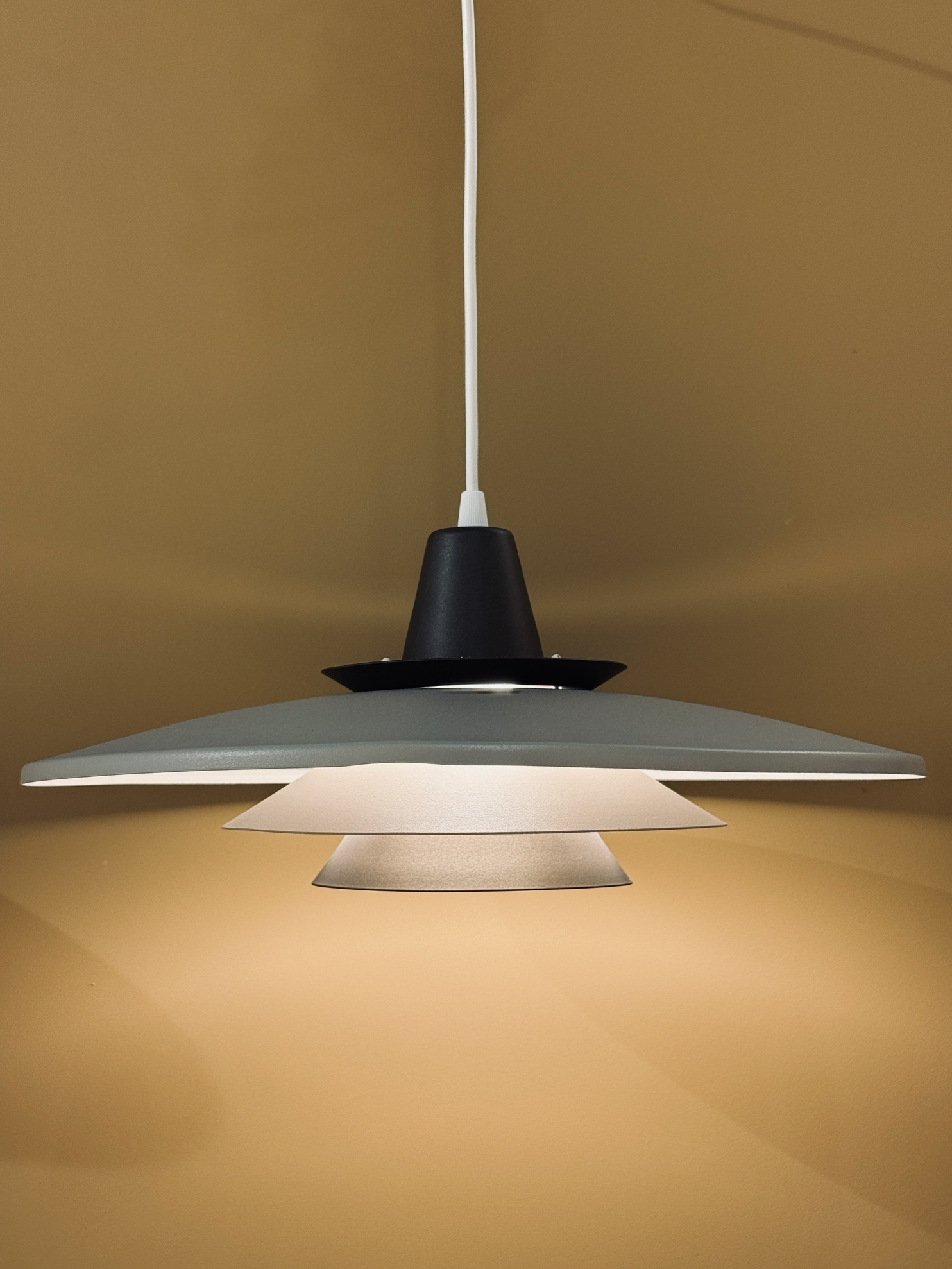 Suspension scandinave vintage taupe et bronze