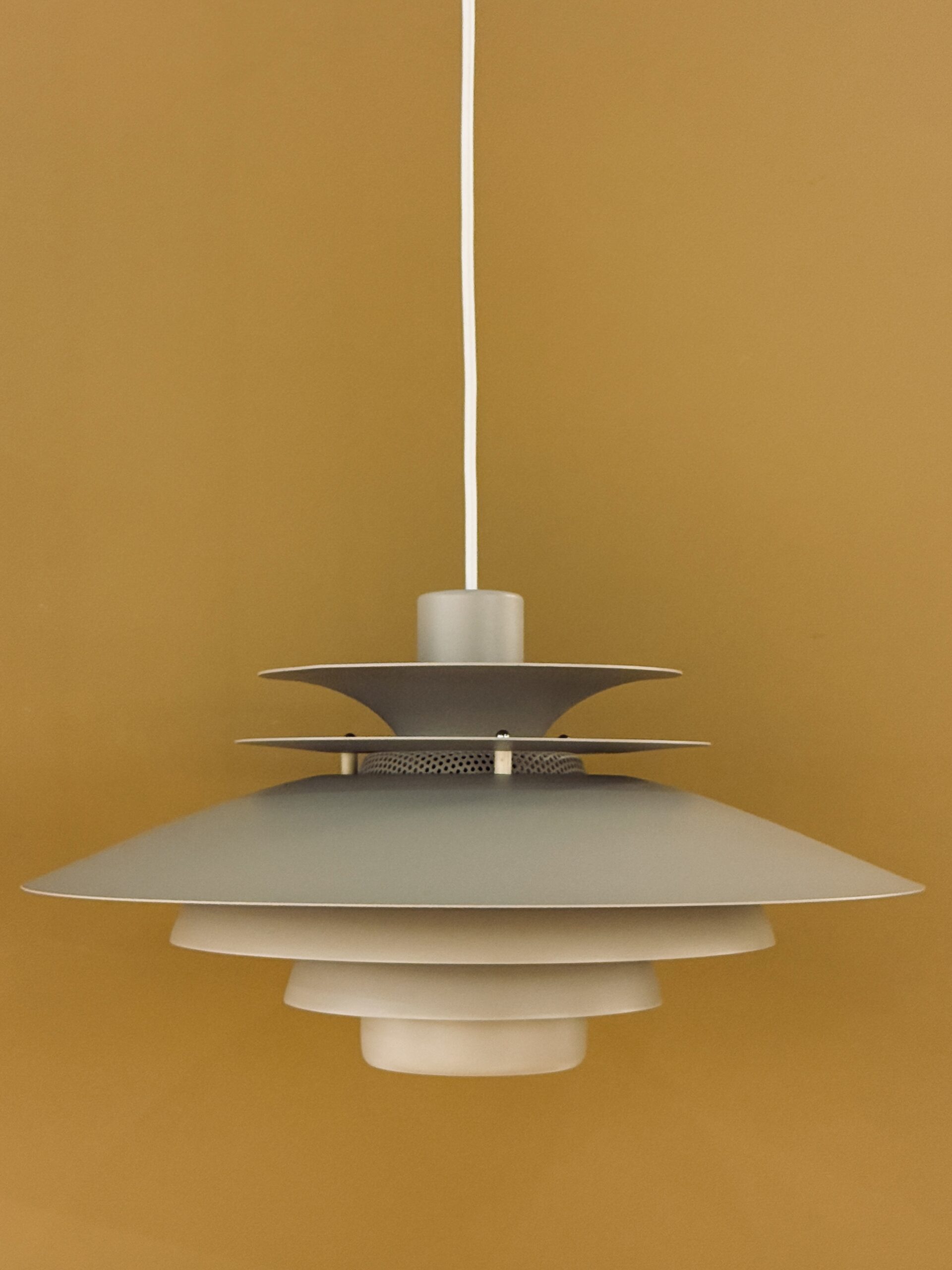 Suspension Jeka Verona, finition époxy taupe, luminaire au design scandinave