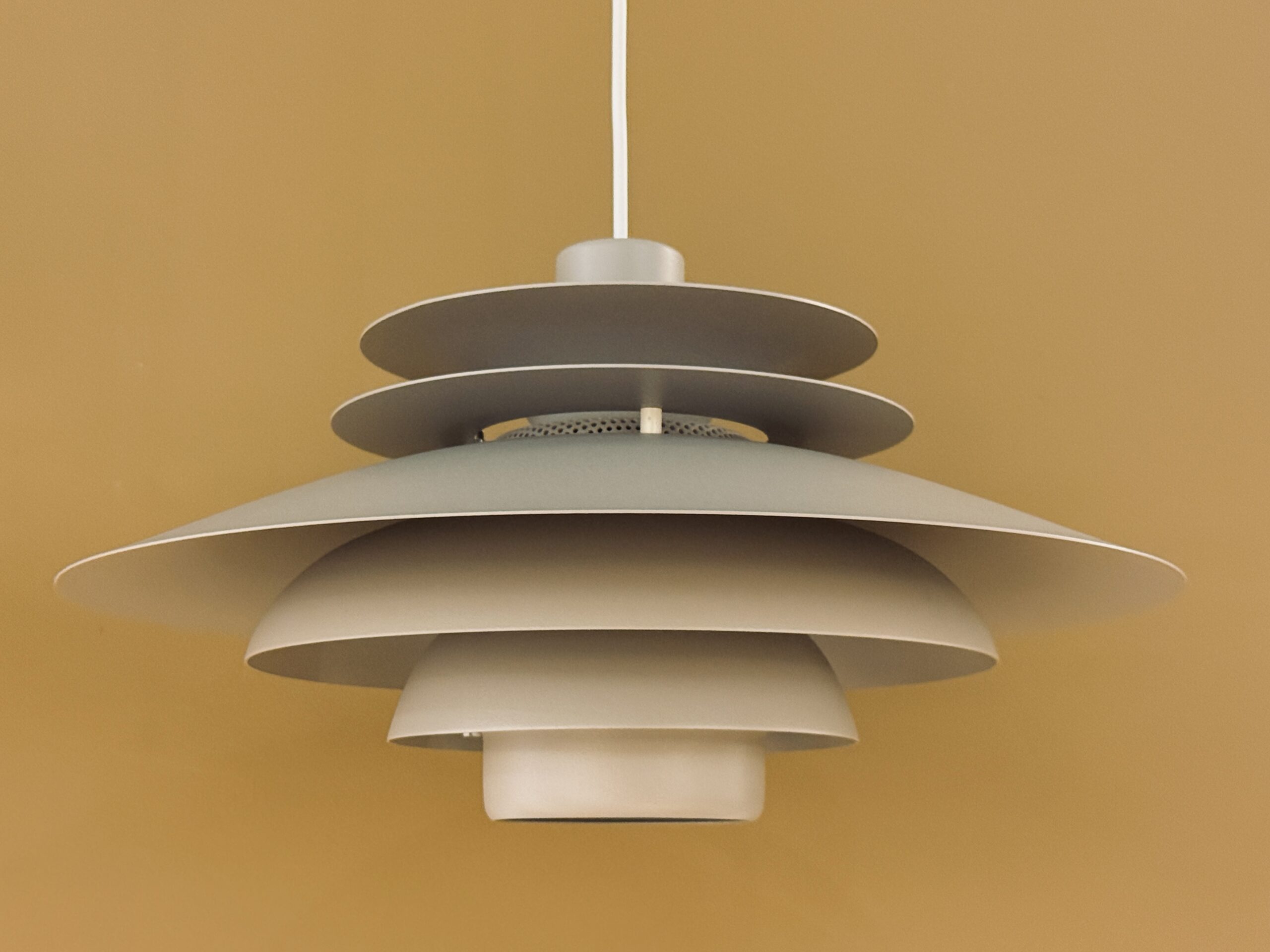 Suspension Jeka Verona, finition époxy taupe, luminaire au design scandinave