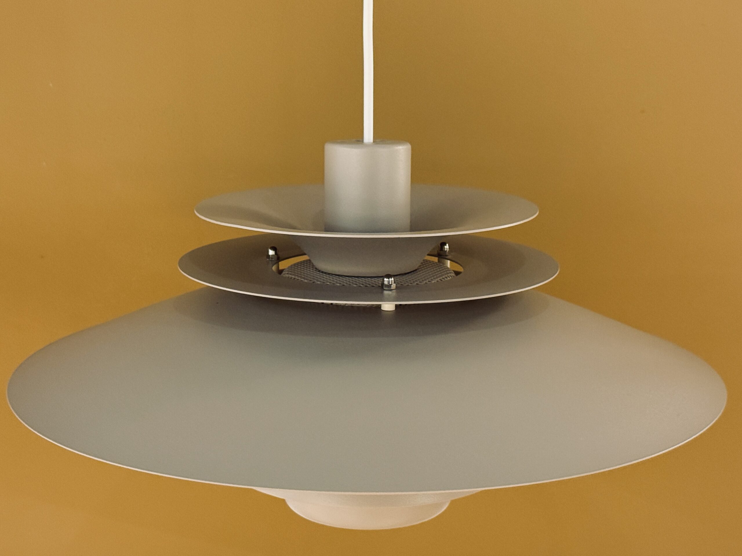 Suspension Jeka Verona, finition époxy taupe, luminaire au design scandinave