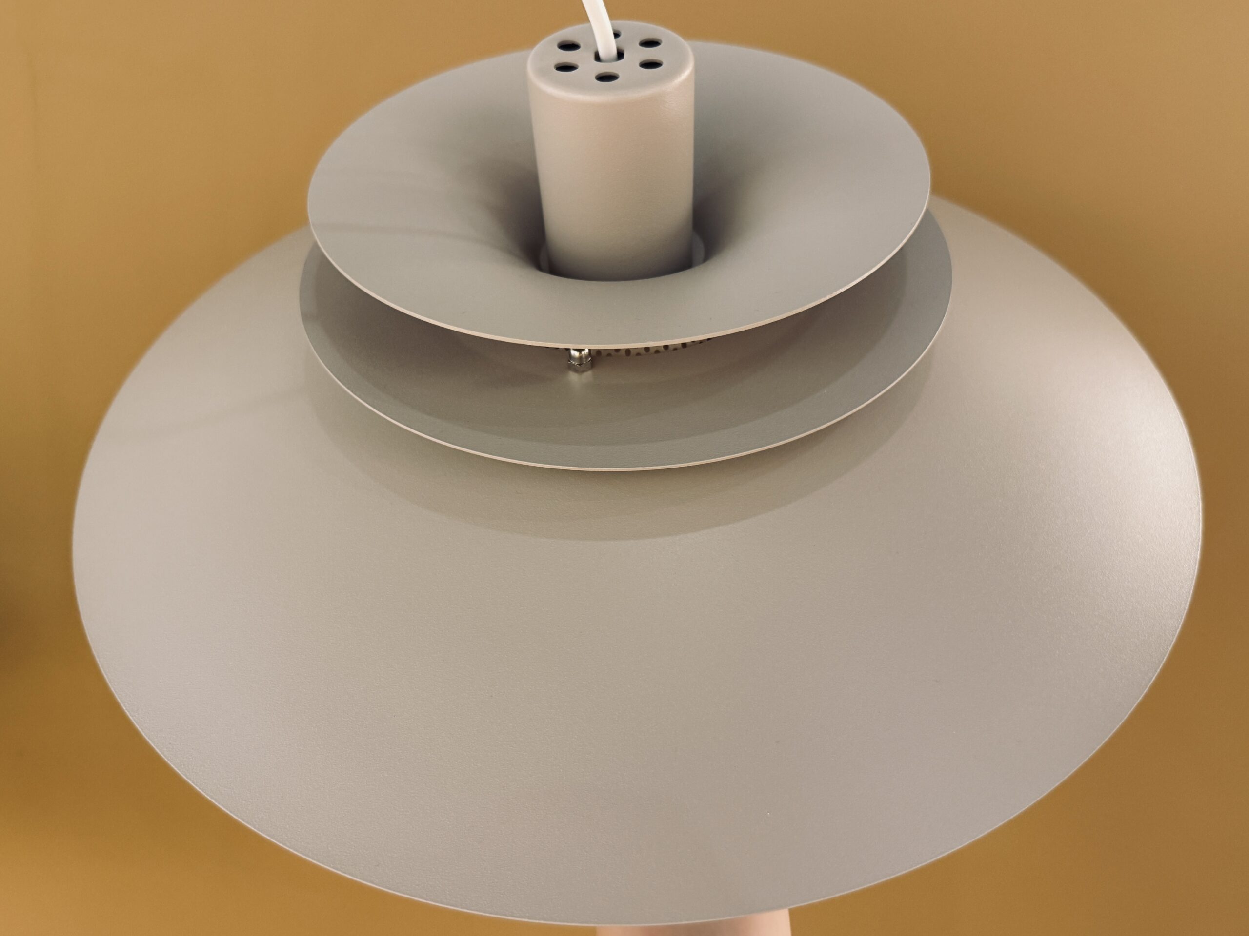 Suspension Jeka Verona, finition époxy taupe, luminaire au design scandinave