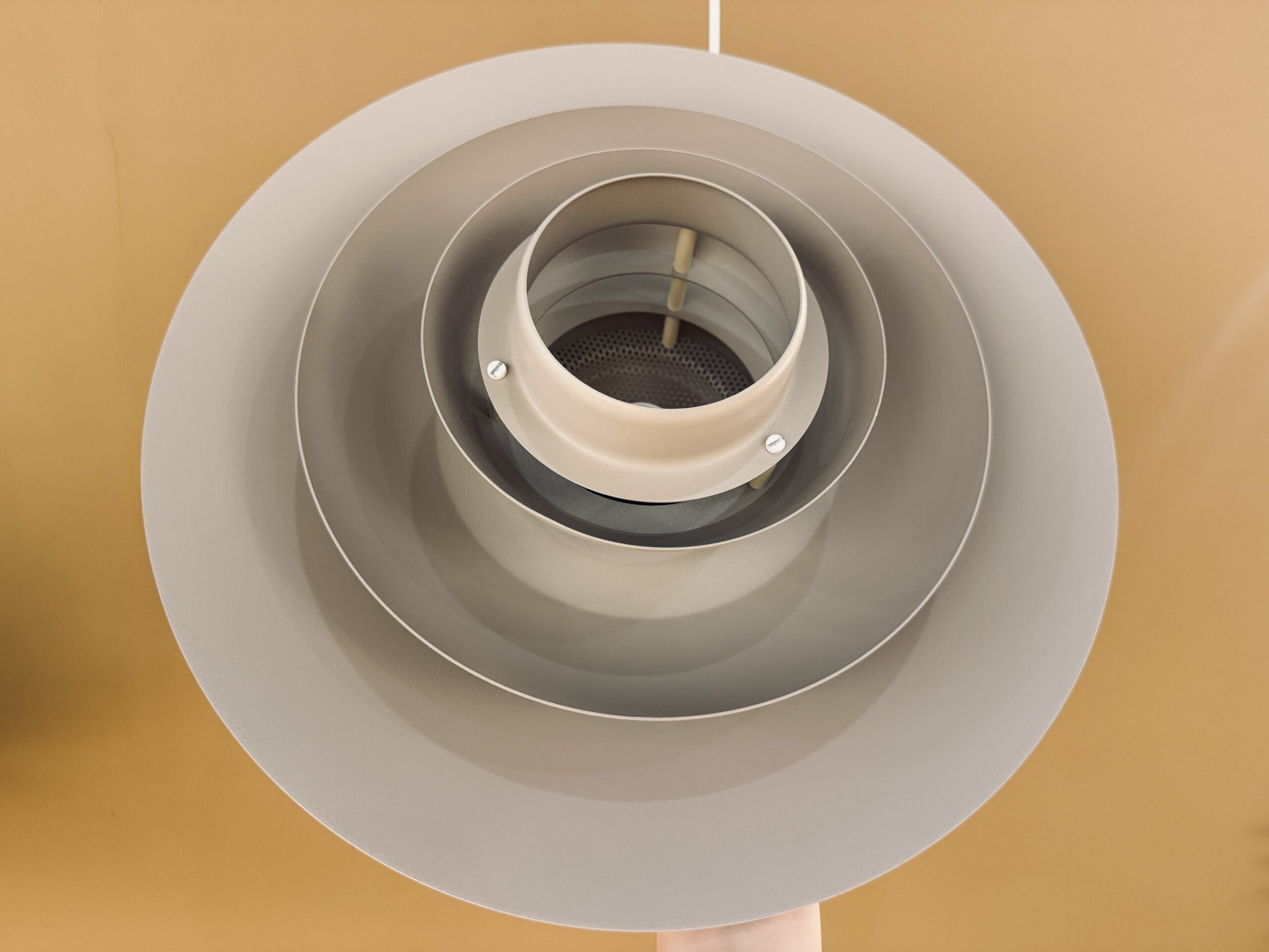 Suspension Jeka Verona, finition époxy taupe, luminaire au design scandinave