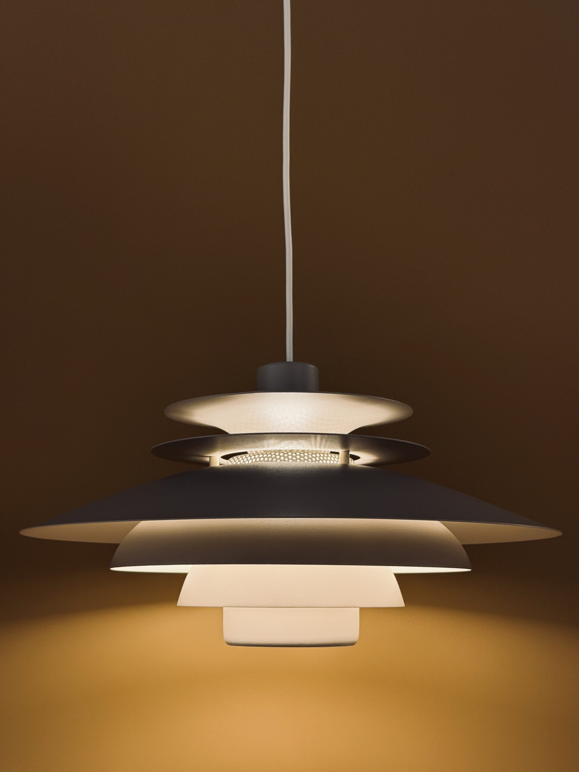 Suspension Jeka Verona, finition époxy taupe, luminaire au design scandinave