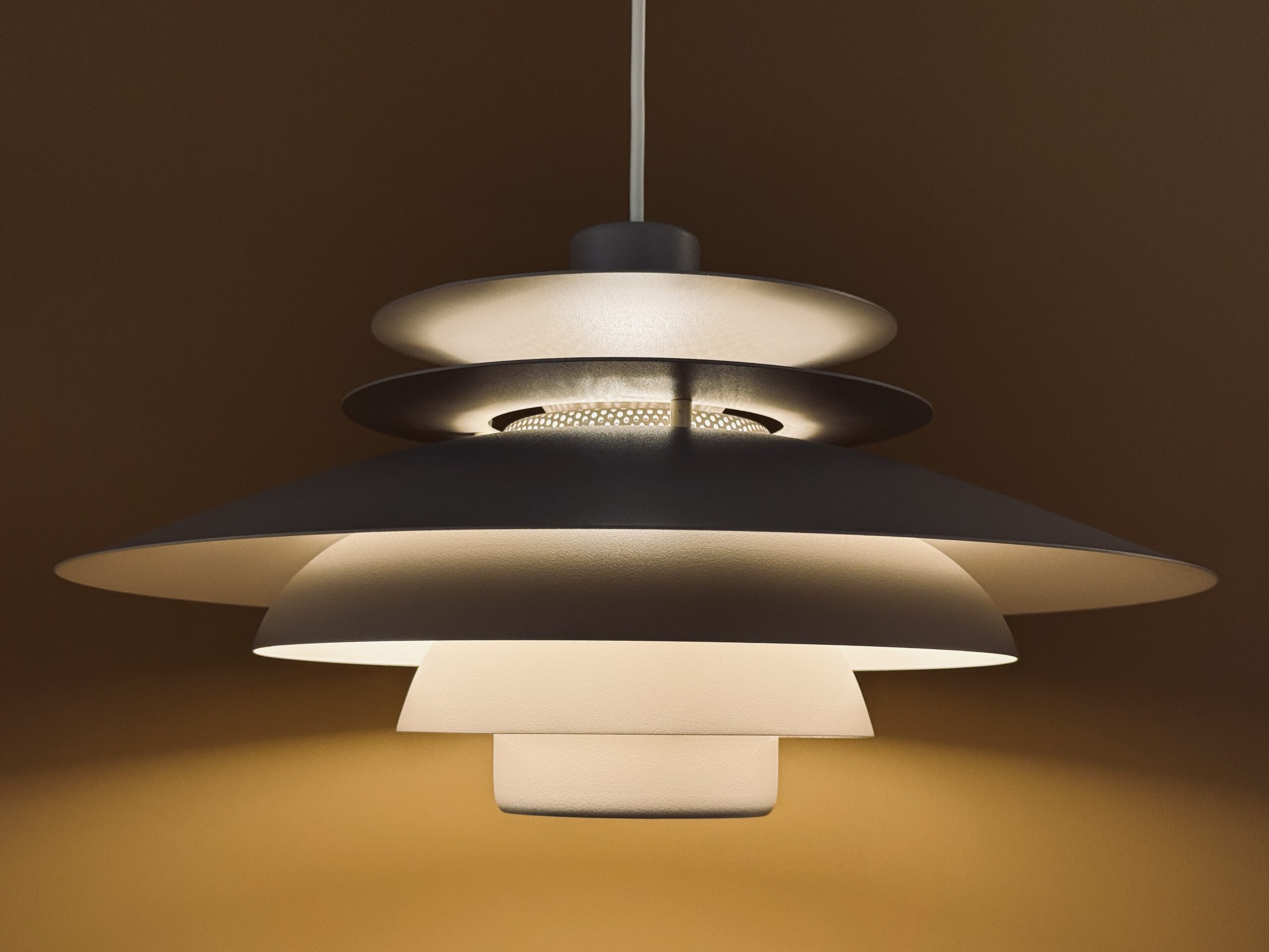 Suspension Jeka Verona, finition époxy taupe, luminaire au design scandinave