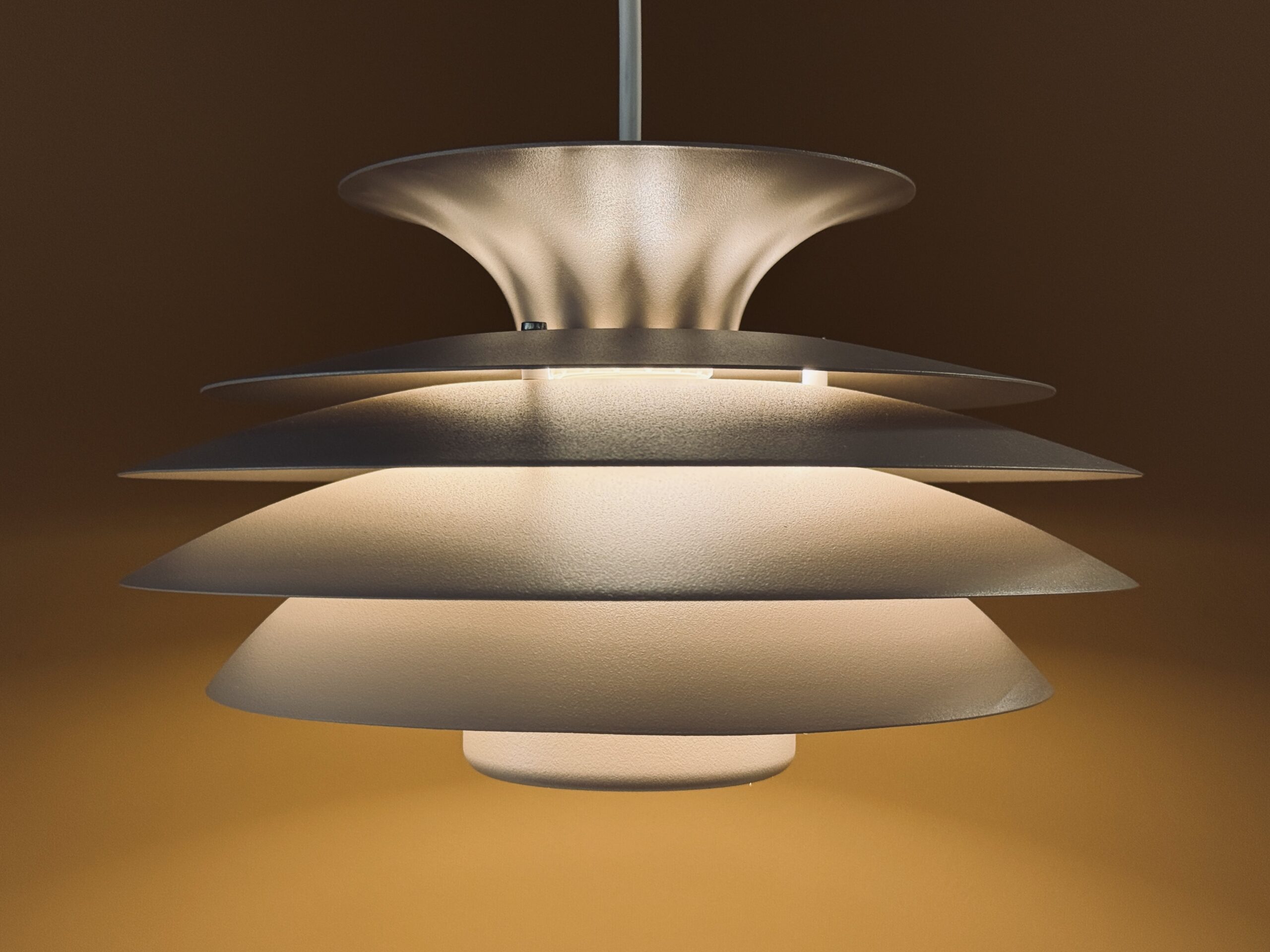 Ensemble de 2 suspensions Top Lamper, couleur taupe, design scandinave vintage