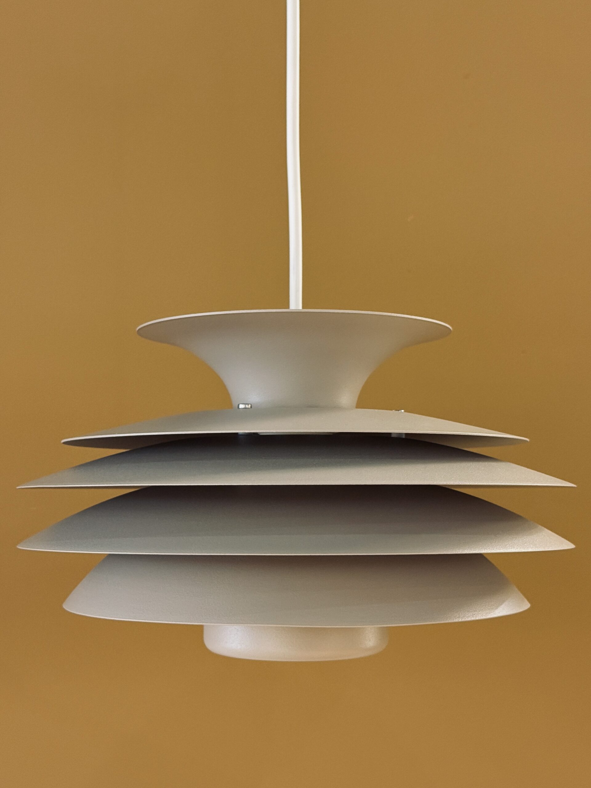Ensemble de 2 suspensions Top Lamper, couleur taupe, design scandinave vintage