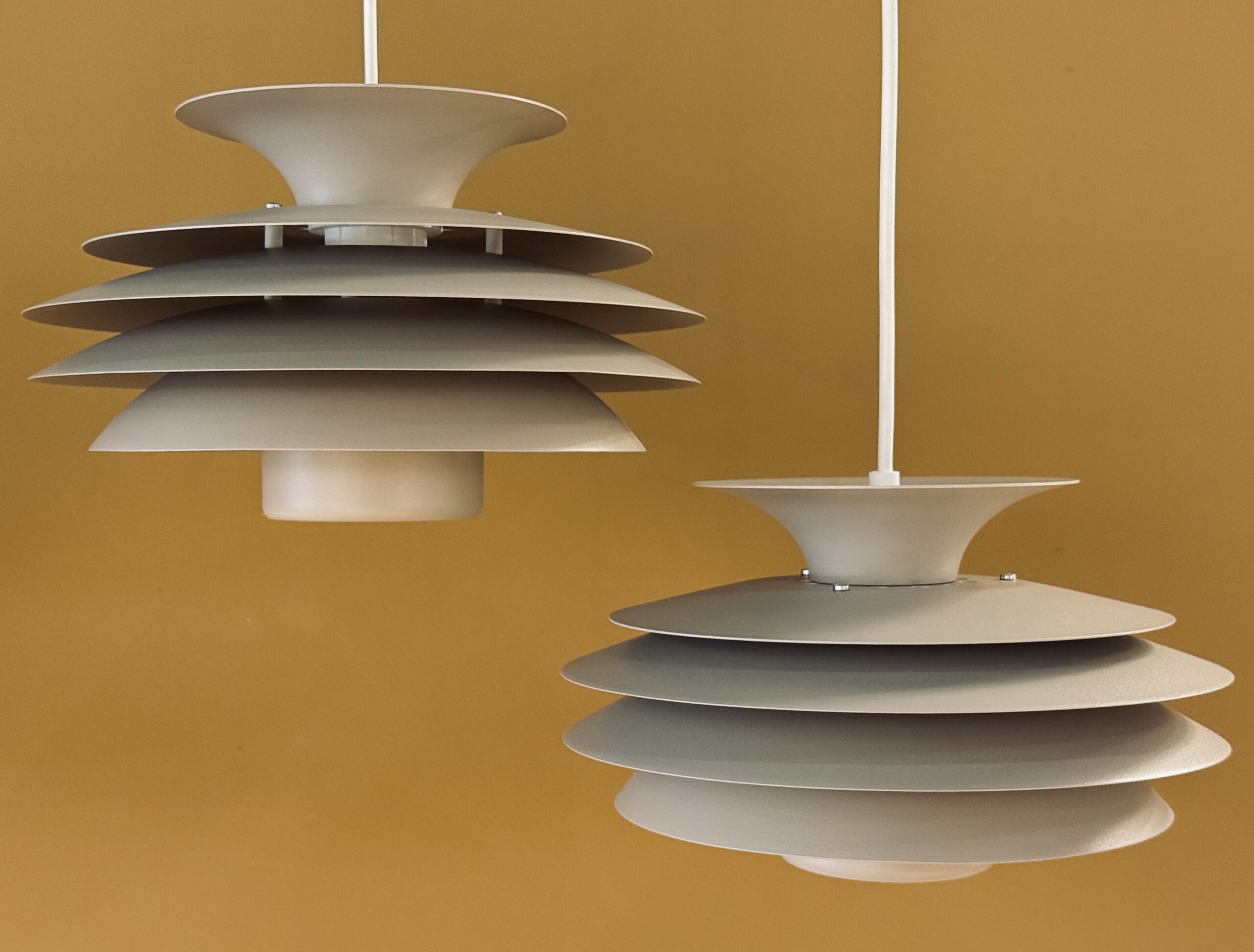 Ensemble de 2 suspensions Top Lamper, couleur taupe, design scandinave vintage