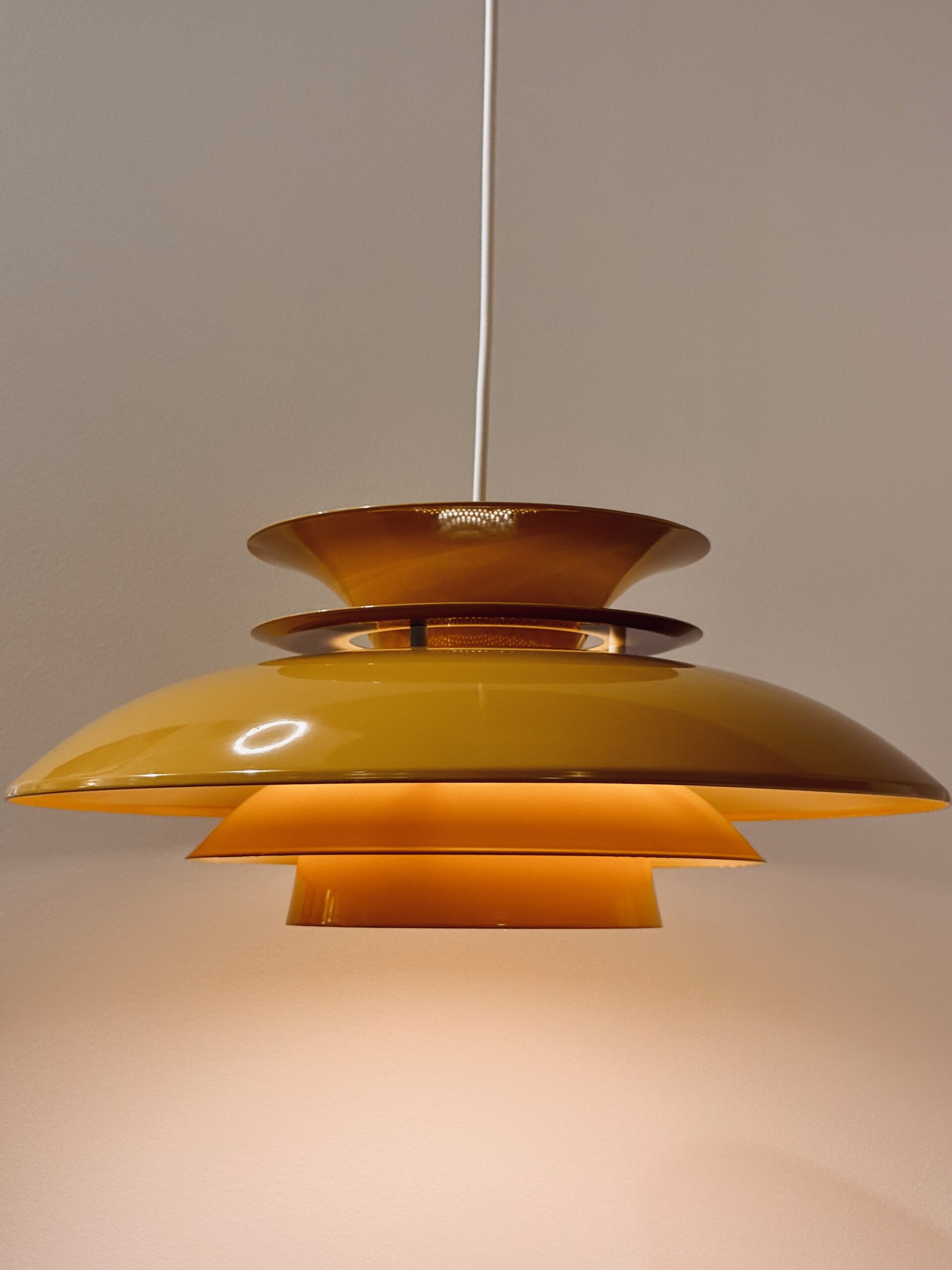Suspension vintage jaune moutarde pour table de salle à manger ou cuisine