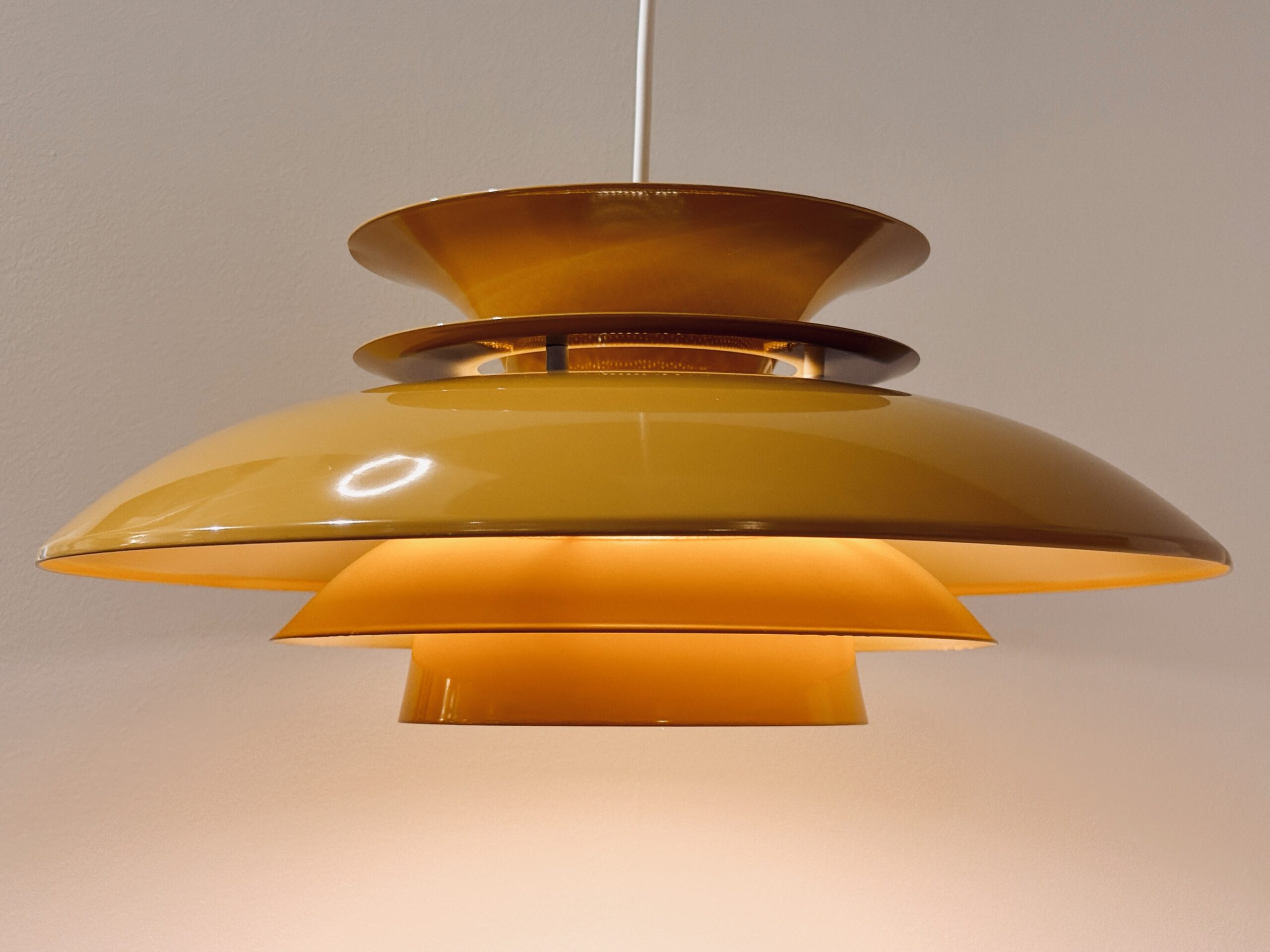 Suspension vintage jaune moutarde pour table de salle à manger ou cuisine